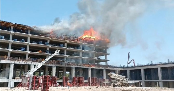 Otel inşaatının kalıpları alev alev yandı, devreye helikopter girdi