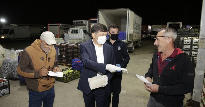 Büyükşehir Belediyesi Toptancı Hal’de maske dağıtımı yaptı