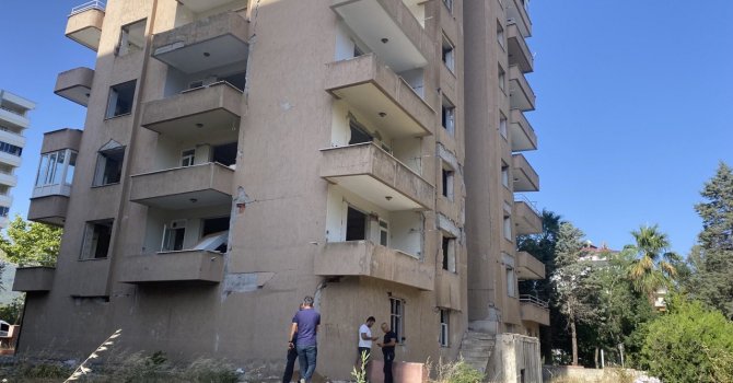 Ağır hasarlı binanın 7’nci katından düşen şahıs öldü