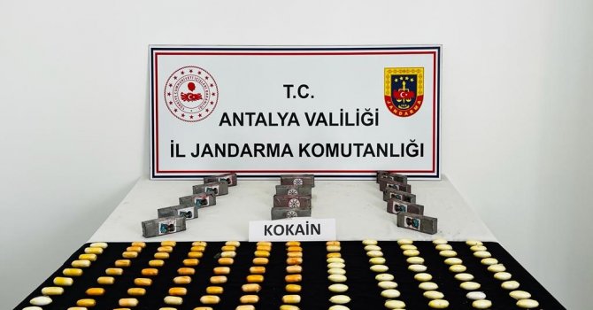 ’Kırılacak’ uyarısı bulunan koliden 10.2 kilogram kokain çıktı