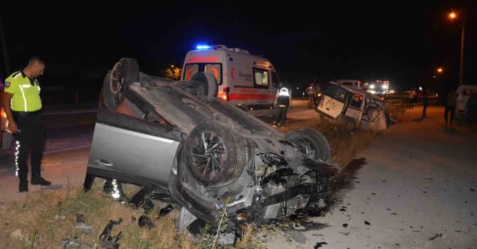 Korkuteli’nde iki otomobil çarpıştı: 1 ölü, 2 yaralı