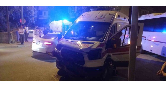 Burdur’da ambulans ile otomobil çarpıştı: 4 yaralı