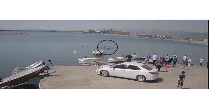 Boğulma tehlikesi yaşayan 2 kişinin kurtarıldığı anlar kamerada