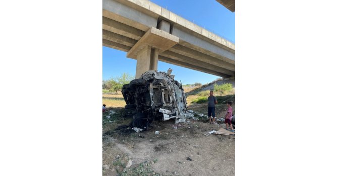 Lastiği patlayan kamyon viyadükten uçtu: 3 yaralı