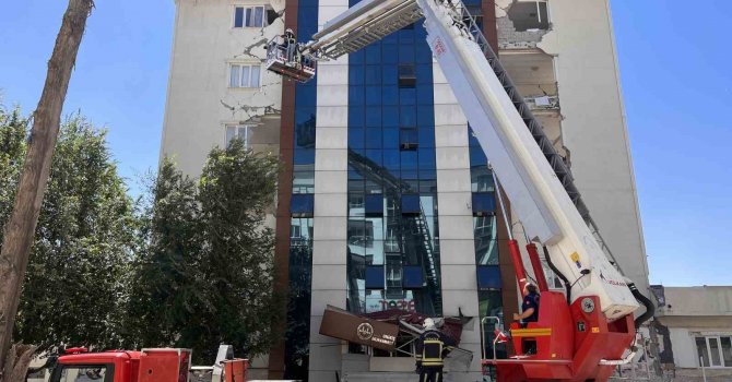 Depremde hasar gören Kur’an kursu binasında yangın paniği