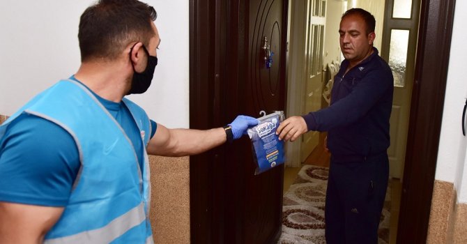 Kepez 1 günde 25 bin 897 konuta, 77 bin 691 adet maske dağıttı