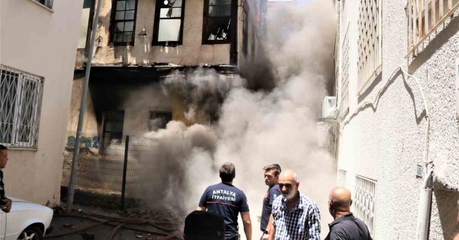 İtfaiye erlerinin söndürürken ölümden döndüğü metruk bina yangını muhtarı da isyan ettirdi