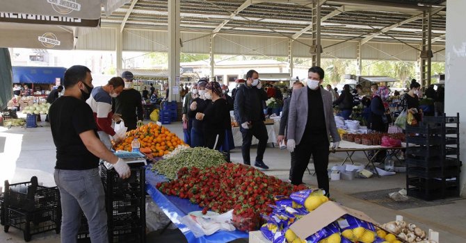 Başkan Genç pazaryerinde incelemelerde bulundu, yeni uygulamaları anlattı