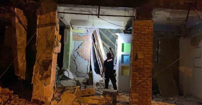 Osmaniye’de ağır hasarlı 2 katlı bina çöktü