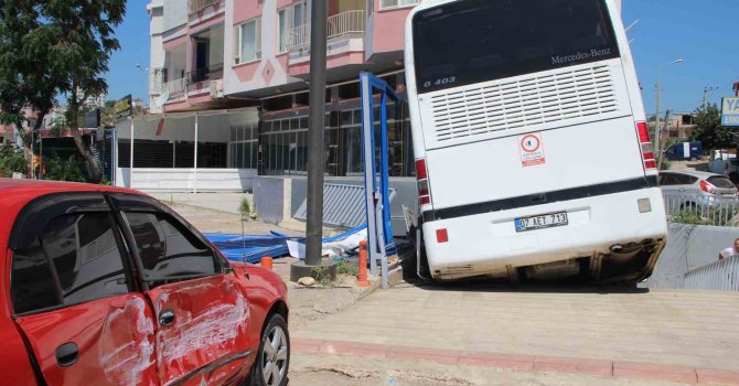 Freni boşalan otobüs, otomobile çarpıp markete girdi