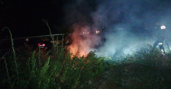 Karayolu yakınında çıkan çalılık yangını büyümeden söndürüldü