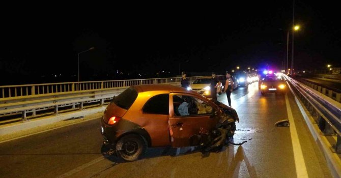 Otomobilin bariyerlere çarptığı kazada sürücü ölümden döndü