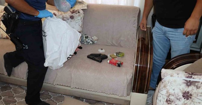 Mersin’de organize suç örgütü çökertildi: Avrupa ülkelerinde geçerli çok sayıda sahte kimlik ve sürücü belgesi ele geçirildi