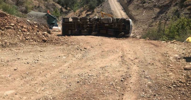 Devrilen tomruk yüklü kamyondan atlayarak kurtuldu