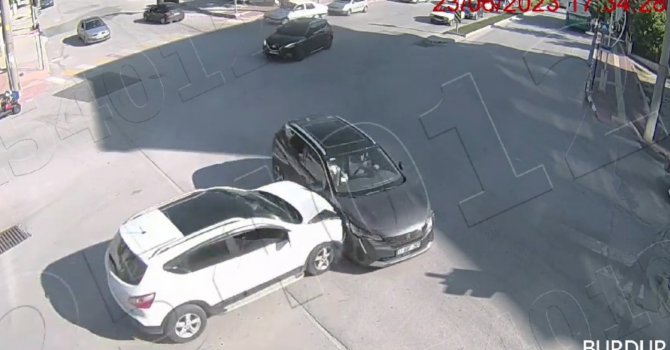 Burdur’daki trafik kazaları güvenlik kameralarına yansıdı