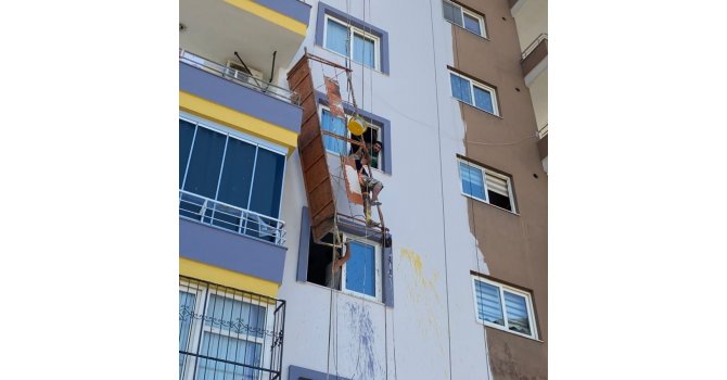 İskelenin halatı koptu, bir işçi ölümle burun buruna geldi