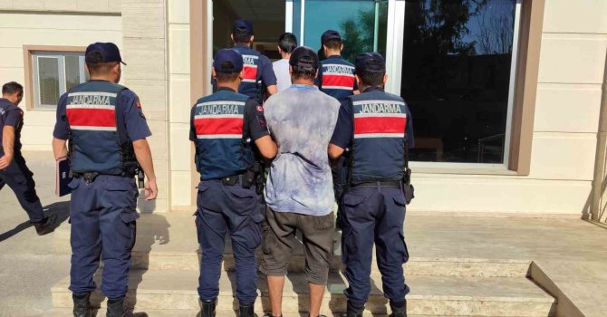 Antalya’da kesinleşmiş hapis cezasıyla aranan 2 firari yakalandı