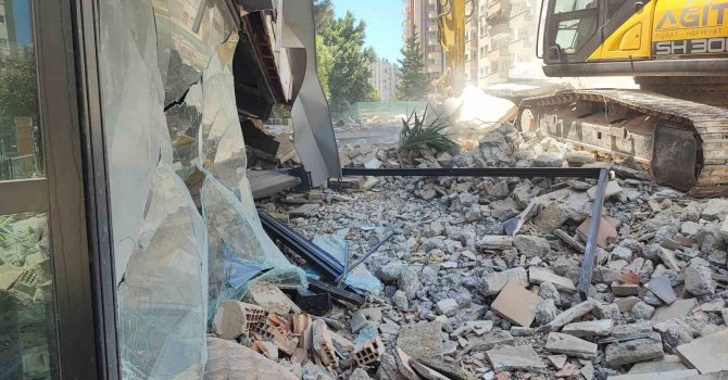 10 katlı bina 7 saniyede yerle bir oldu