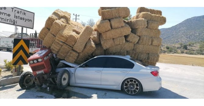 Burdur’da traktör ile otomobil çarpıştı: 3 yaralı