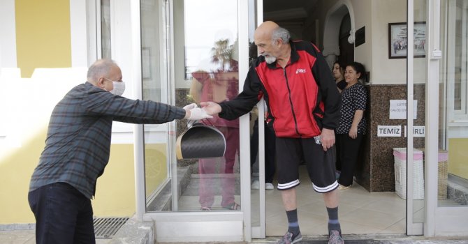 Başkan Böcek’ten Timur dedeye doğum günü sürprizi