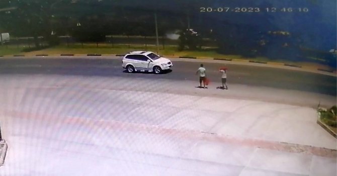 Yanan otomobili görüp harekete geçtiler, omuzlarında yangın tüpleriyle araçların yol vermesini beklediler