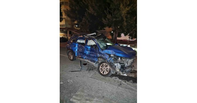 Otobüs ile otomobil çarpıştı: 1 ölü