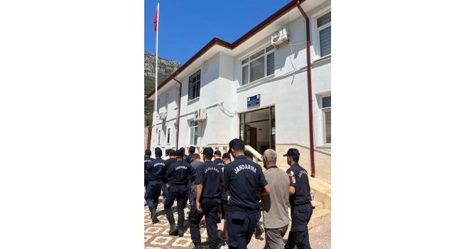 Antalya’da 84 düzensiz göçmen yakalandı, 7 şüpheli gözaltına alındı