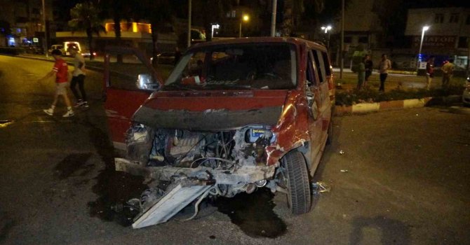 Antalya’da feci kaza: 3 kişi yaralandı