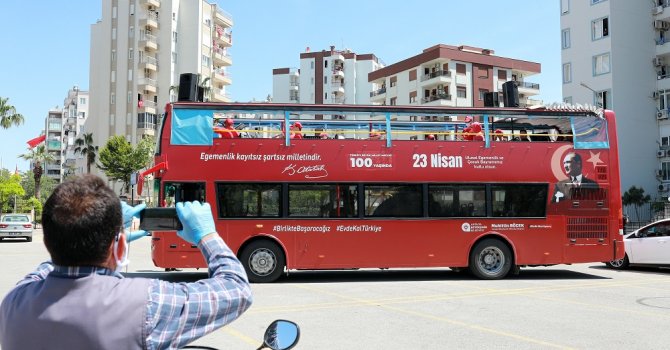 Büyükşehir Bandosu Antalya sokaklarını şenlendiriyor