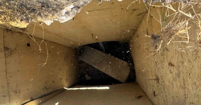 Kazadan sağ kurtuldu, telefonunu ararken 4 metrelik çukura döştü