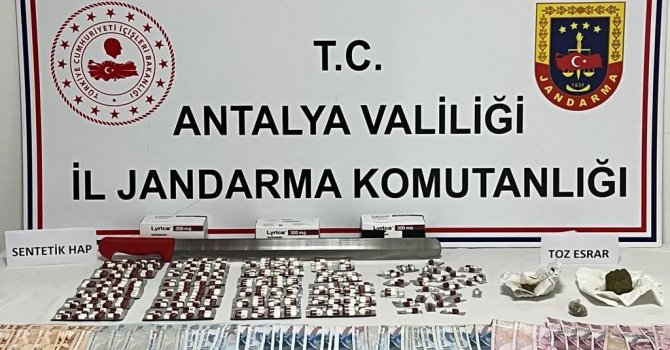 Antalya’da bin 30 adet uyuşturucu sentetik hap ve 150 gram toz ele geçirildi