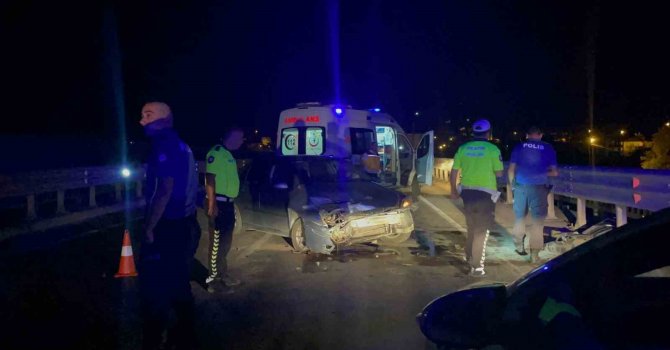 Kontrolden çıkan otomobil bariyerlere çarpıp hurdaya döndü:1 yaralı