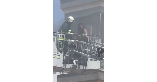 Antalya’da yangında balkonda mahsur kalan kadını itfaiye kurtardı