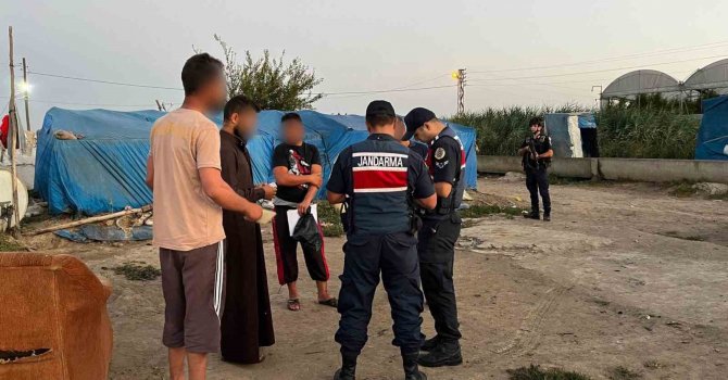 Mersin’de ülkeye kaçak giriş yapan 12 göçmen yakalandı