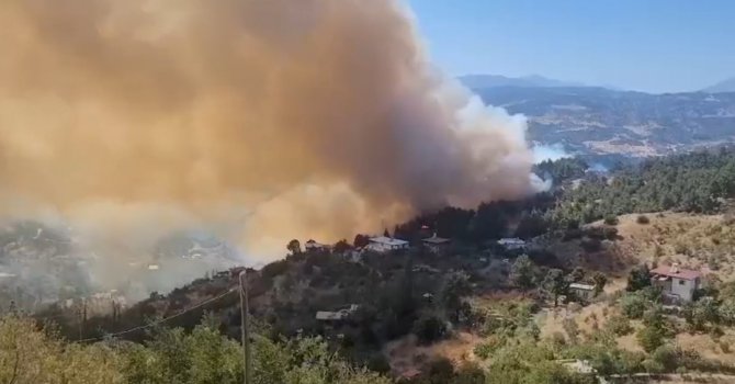Kahramanmaraş’taki orman yangını evlere sıçradı