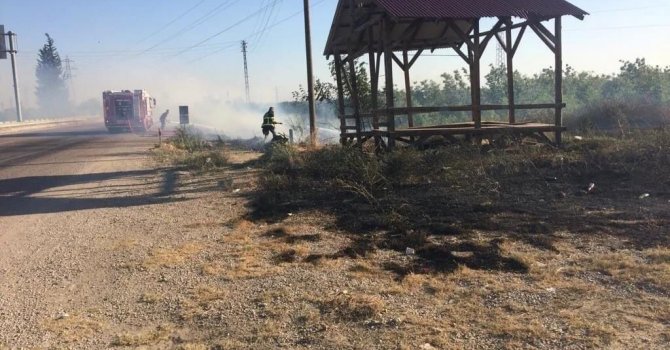 Kozan’da otluk alandaki yangın bahçelere sıçramadan söndürüldü