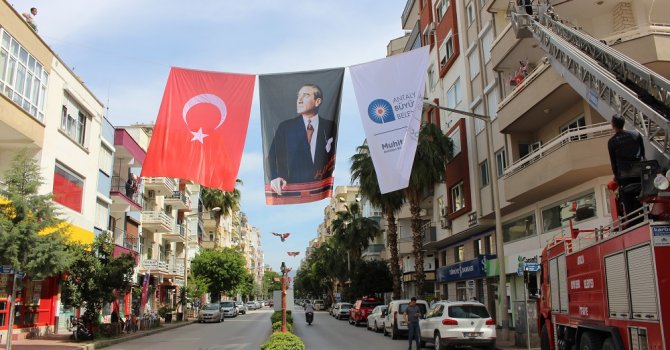 Antalya’nın dört bir yanı kırmızı beyaza büründü