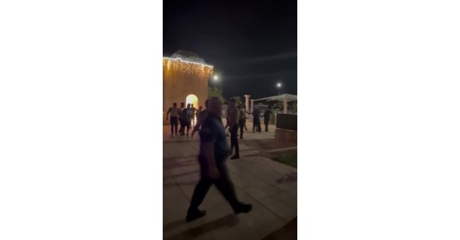 Adana’da dondurmacılar parkta birbirine girdi: Arbede anları kamerada