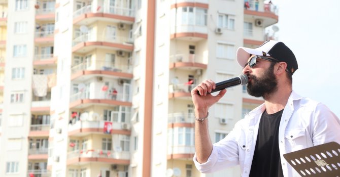 Balkonlarda 23 Nisan coşkusu