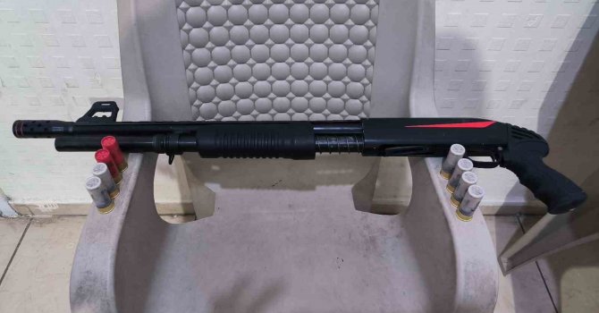 Düğün konvoyunda ruhsatsız silahla yakalanan 4 kişi gözaltına alındı