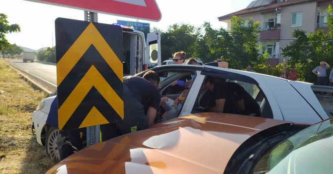 Antalya’da kontrolsüz kavşakta kaza: 3 yaralı