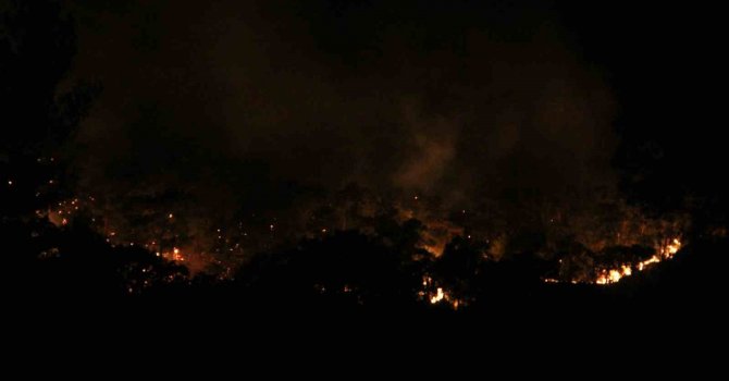 Antalya’nın gözde turizm merkezi Kemer’deki orman yangını devam ediyor