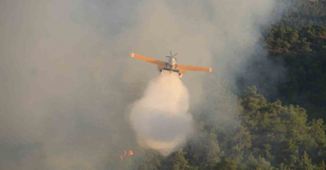 Turizm merkezi Kemer’deki orman yangınına havadan müdahale başladı