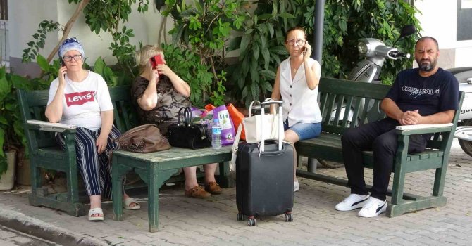 Adana’da deprem: Kimi valizini, kimi bebeğini alıp sokağa koştu