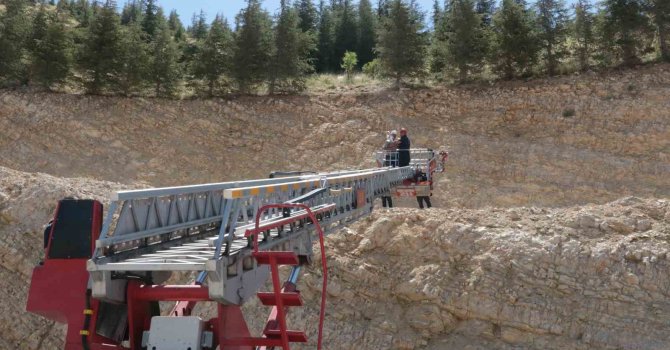 Dağ çayı toplarken depreme yakalandı, ayakları kayıp kayalıklardan düştü