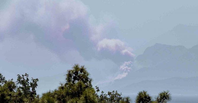 Kemer’deki orman yangınının büyüklüğü şehir merkezinden çekilen görüntüyle gözler önüne serildi
