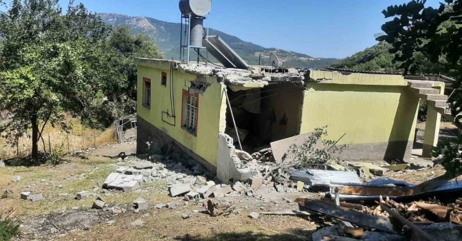 Depremde dağdan kopan devasa kaya evin içine girdi