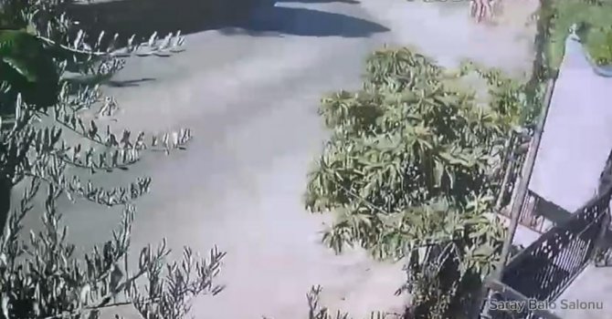 Depremin yıktığı duvar güvenlik kamerasında