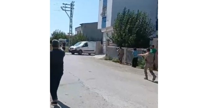 Adana’da iki grup arasındaki taşlı ve sopalı kavgayı polis engelledi