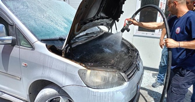 Aracın motor kısmında çıkan yangını itfaiye söndürdü